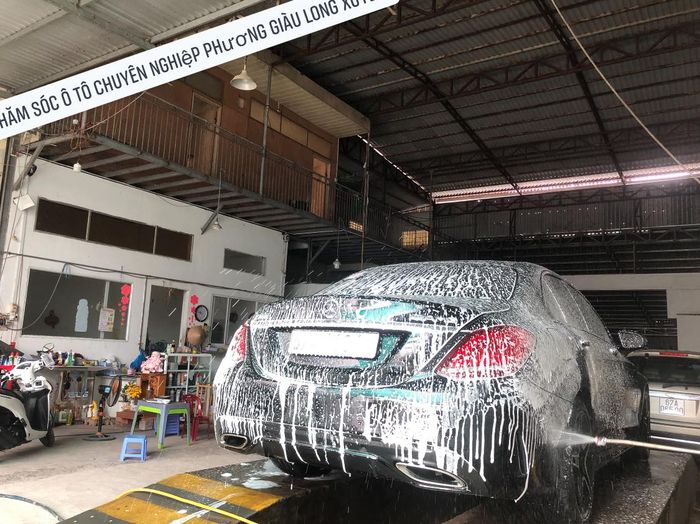 Hình ảnh quy trình làm sạch chuyên nghiệp tại Phương Giàu Car Care