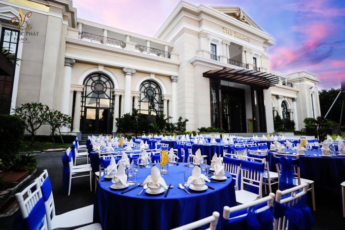 Góc tiệc cưới lộng lẫy với ánh đèn pha lê tại Vạn Lộc Phát Palace