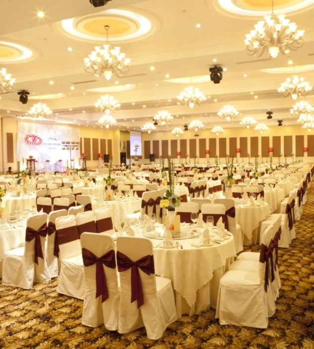Sảnh tiệc được trang trí tinh tế tại PHỐ ĐÔI Palace