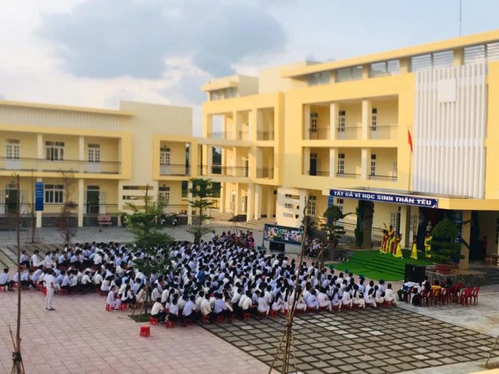 Hình ảnh đầu tiên về THPT Nguyễn Huệ - ngôi trường với kiến trúc khang trang trong không gian xanh mát