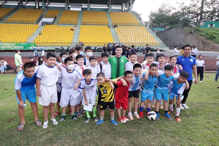 Hình ảnh đầu tiên về Trường Tiểu Học Ngô Quyền - kiến trúc khang trang với không gian xanh mát, nơi những bước chân nhỏ được chắp cánh ước mơ trong môi trường giáo dục chất lượng cao.