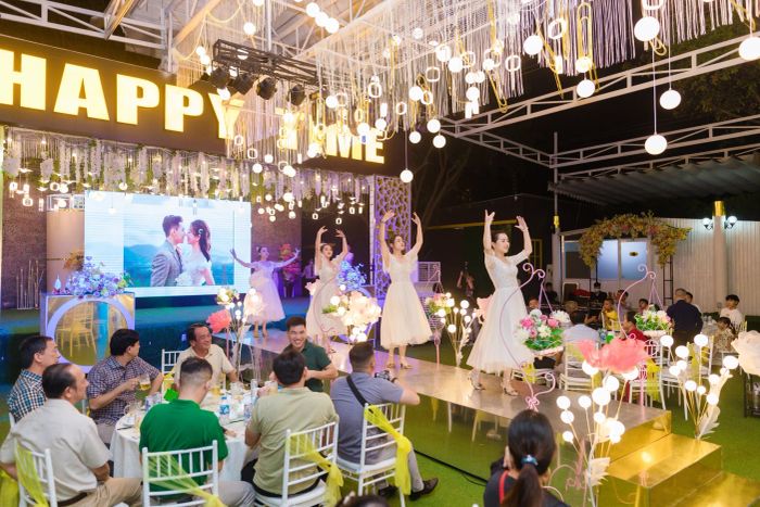 Không gian tiệc tối ấm cúng dưới ánh đèn tại Happy Time