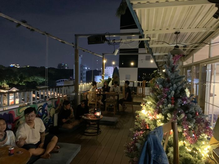 Góc view thành phố tuyệt đẹp từ Aloha Poke and Beer