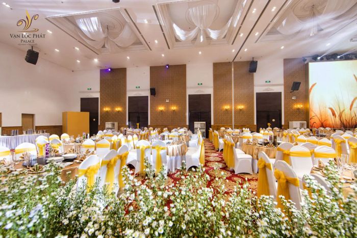 Không gian tiệc cưới sang trọng với màn hình LED khổng lồ