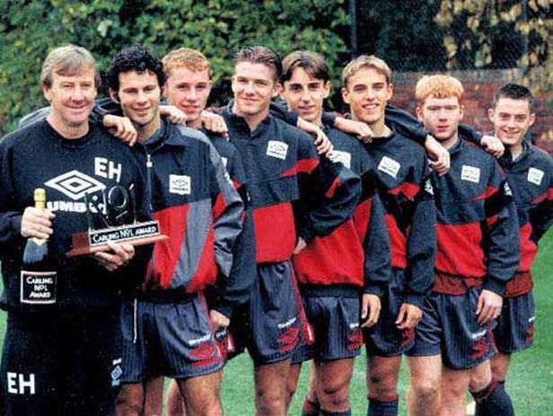 Khoảnh khắc lịch sử: Terry Cooke (đứng cuối) cùng thế hệ vàng Man United 1992 (ảnh 1)