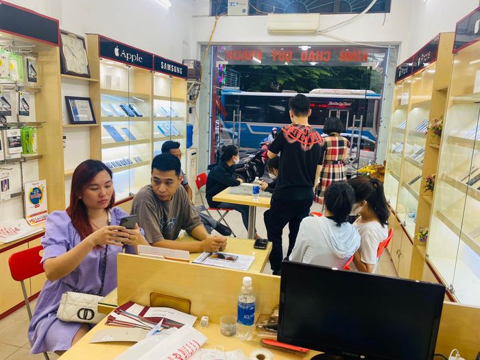 Không gian trưng bày ấn tượng tại Tuấn Tú Mobile