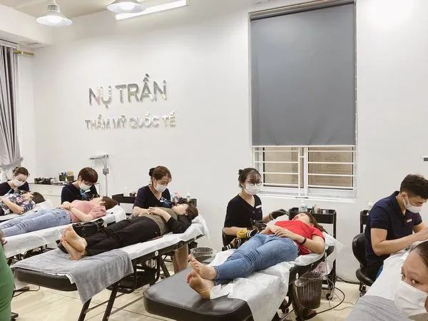 Hình ảnh khách hàng trải nghiệm dịch vụ tại Thẩm Mỹ Nụ Trần