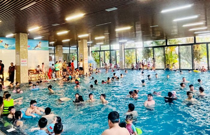 Khu vực bơi lội cao cấp tại Bể Bơi Bốn Mùa Minh Phương