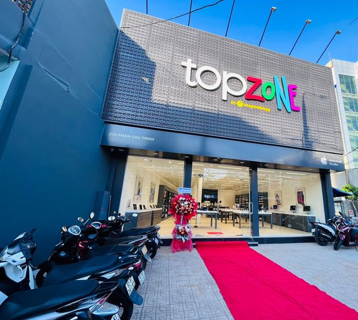 Không gian mua sắm hiện đại tại TopZone