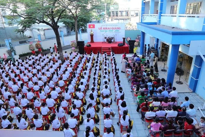 Góc nhìn ấn tượng về Trường THCS Nguyễn Gia Thiều: Sân trường rộng rãi, phòng thí nghiệm hiện đại, thư viện đa chức năng - môi trường giáo dục chuẩn mực.