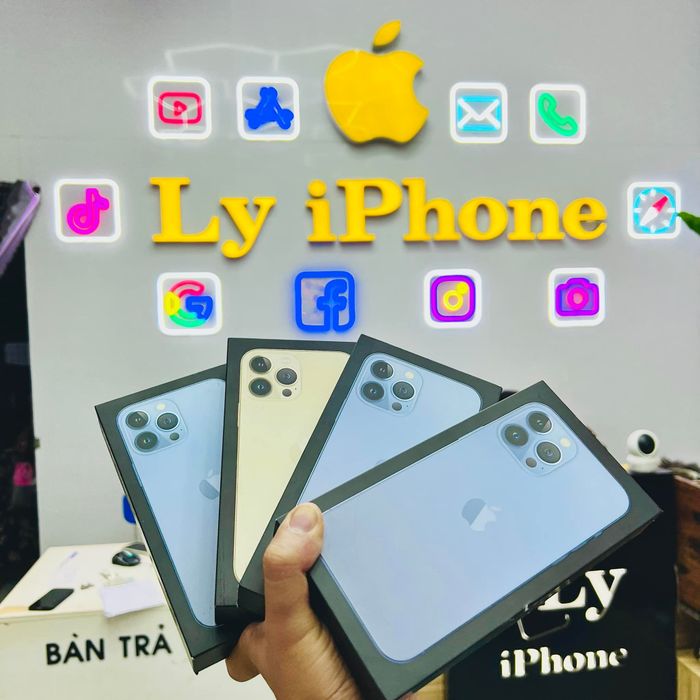Không gian trưng bày điện thoại chính hãng tại Ly iPhone