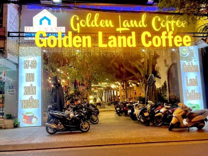 Không gian xanh mát tại Golden Land Coffee