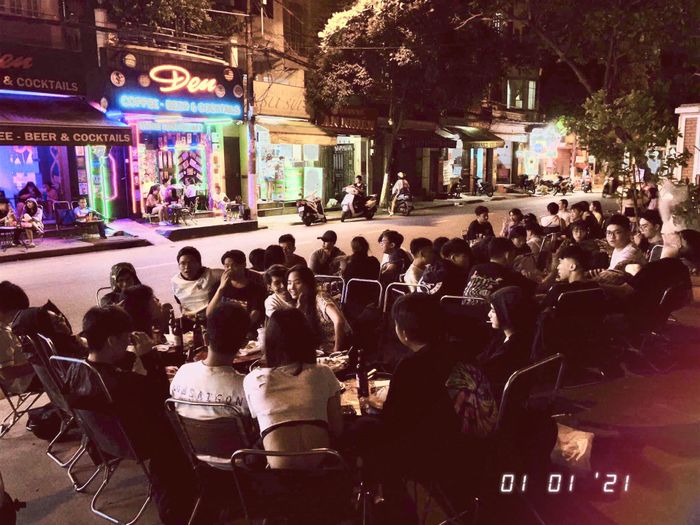 Không gian sôi động với ánh đèn neon tại ĐEN Beer & Cocktails