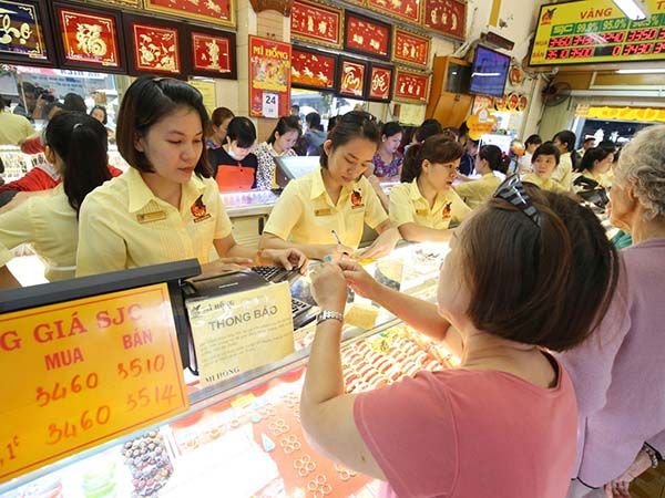 Hình ảnh ấn tượng về Tiệm vàng Mi Hồng - nơi lưu giữ những tinh hoa chế tác trang sức qua nhiều thế hệ.