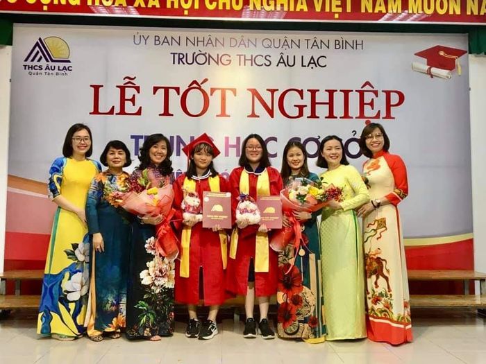 Góc nhìn mới về Trường THCS Âu Lạc: sân trường rộng rãi, phòng học khang trang cùng những giàn hoa rực rỡ - không gian học tập đầy cảm hứng.