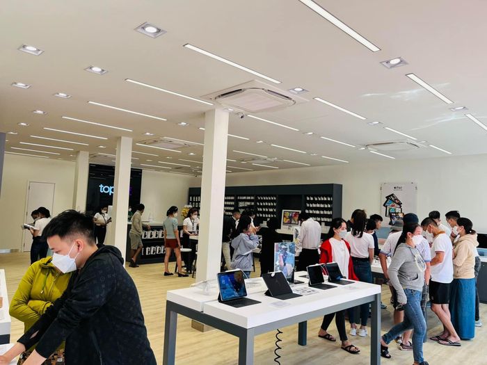 Trải nghiệm mua sắm tại showroom TopZone