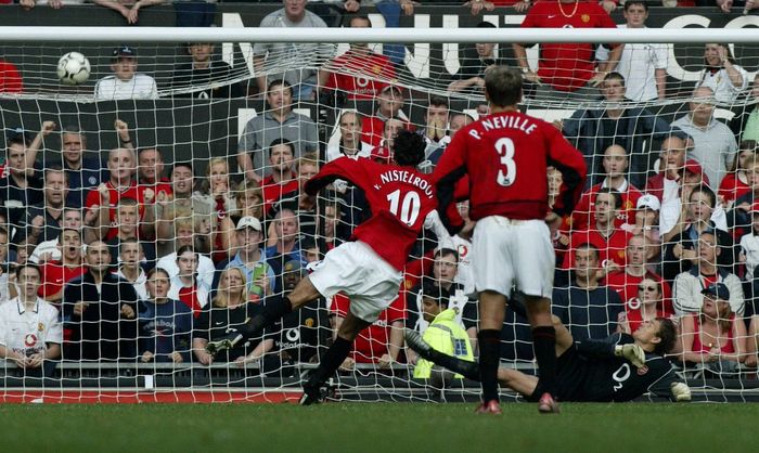 Khoảnh khắc van Nistelrooy dứt điểm penalty đầy uy lực