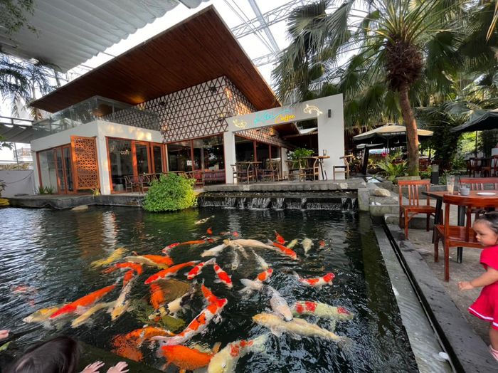 Không gian xanh mát tại Koi Cafe