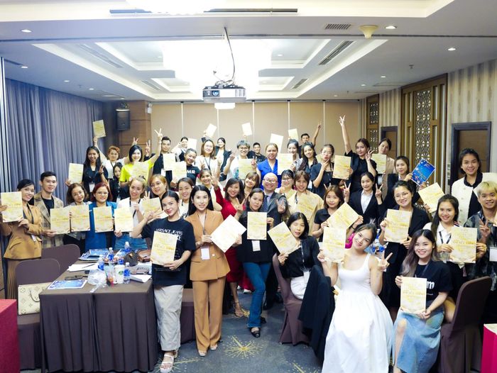 Học viên thực hành cùng chuyên gia tại Tara Beauty Academy