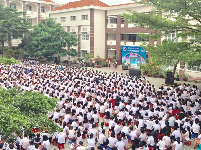 Góc nhìn toàn cảnh THCS Hoàng Hoa Thám: Sân trường rộng rãi, phòng học chức năng hiện đại - môi trường giáo dục chuẩn mực cho thế hệ tương lai.