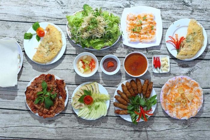 Không gian ấm cúng với các món bánh đặc sản tại Nhà Hàng Tứ Quý - Ảnh 1