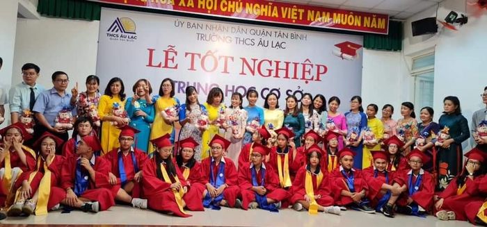 Hình ảnh ấn tượng về Trường THCS Âu Lạc - ngôi trường chuẩn quốc gia với kiến trúc hiện đại, không gian xanh mát tạo môi trường học tập lý tưởng.