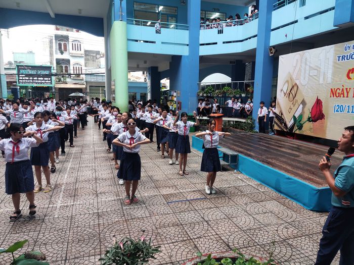 Hình ảnh đặc sắc về Trường THCS Võ Văn Tần: Không gian xanh mát với những dãy nhà khang trang, sân trường rộng rãi - nơi ươm mầm tài năng tương lai.