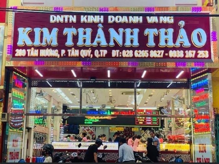Không gian trưng bày trang sức sang trọng tại Tiệm vàng Kim Thành Thảo