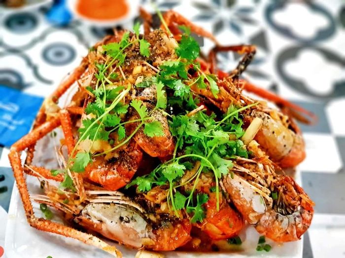 Những món hải sản tươi sống được chế biến tinh tế tại Lá Cọ - Ảnh 3