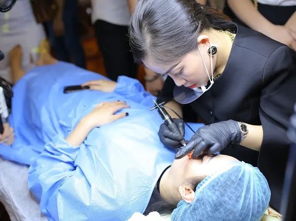 Hình ảnh khách hàng trước và sau khi sử dụng dịch vụ tại Phuong Vu Viet Beauty