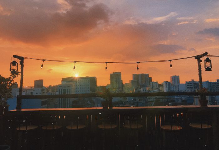 Khoảnh khắc hoàng hôn lãng mạn tại Ráng Chiều Rooftop
