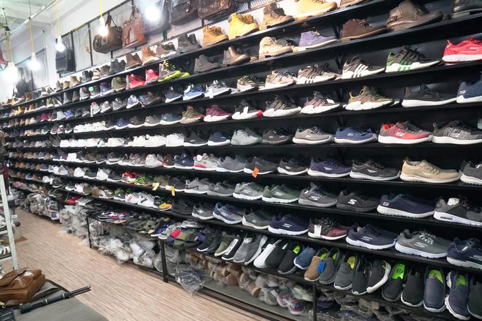 LẠ SNEAKERS ảnh 2
