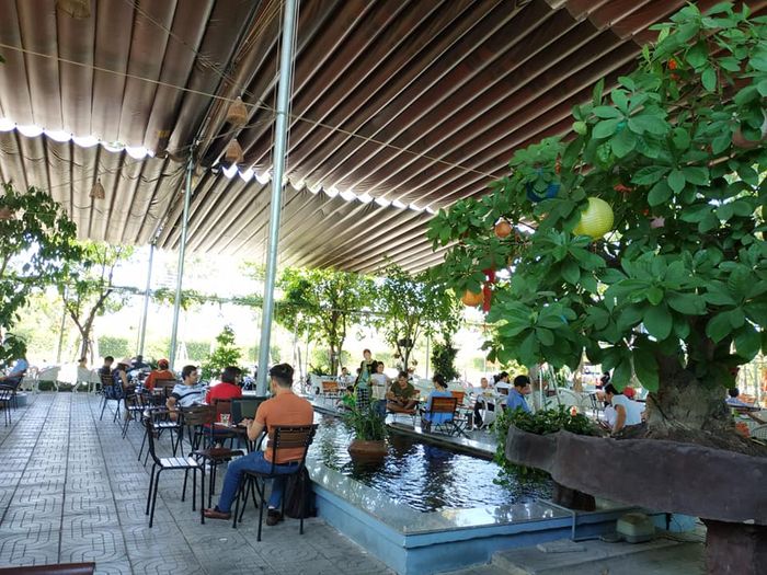 Không gian ấm cúng tại Cafe Nâu Cá Koi