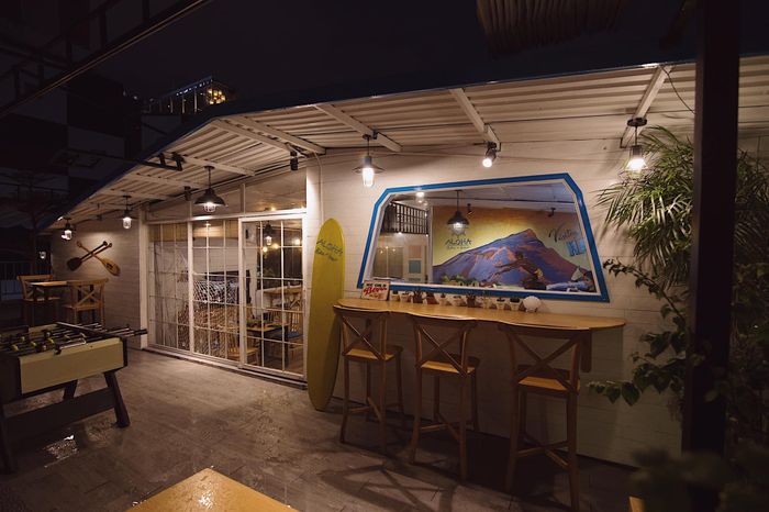 Không gian nhiệt đới đầy màu sắc tại Aloha Poke and Beer