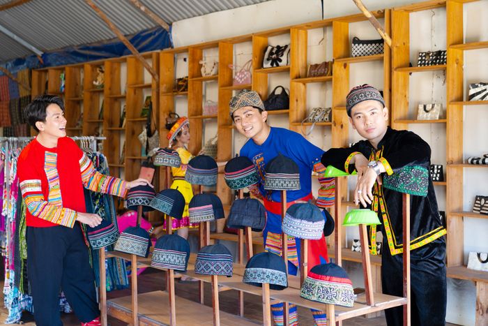 Khung cảnh lãng mạn với những tia nắng xuyên qua rừng thông tại Mê Linh Coffee Garden