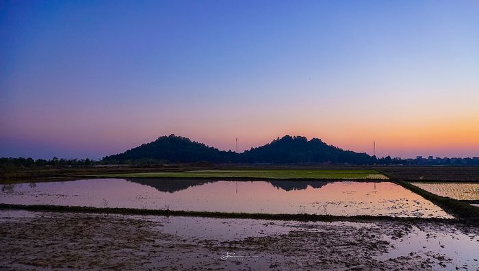 Hình ảnh minh họa sống động về bài thơ Núi Đôi - nguồn từ kho tư liệu internet