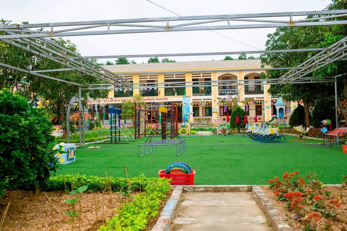 Khuôn viên xanh - sạch - đẹp của Trường Mầm non Diễn Lâm 2