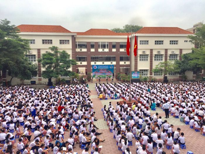 Hình ảnh nổi bật về THCS Hoàng Hoa Thám: Kiến trúc trường học hiện đại với khuôn viên xanh mát, tạo không gian học tập lý tưởng cho học sinh.