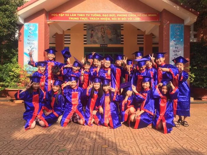 Toàn cảnh Trường Tiểu học Hùng Vương với khuôn viên xanh - sạch - đẹp, tạo môi trường học tập lý tưởng