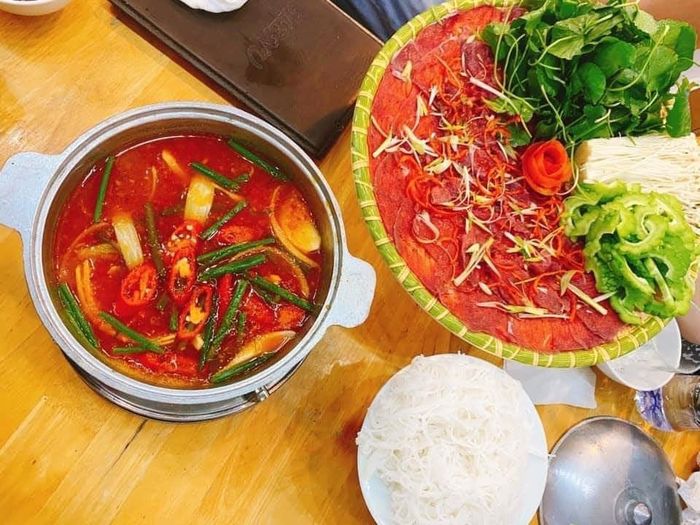 Không gian nhộn nhịp và ấm cúng tại PHỐ BEER Restaurant - Ảnh 1