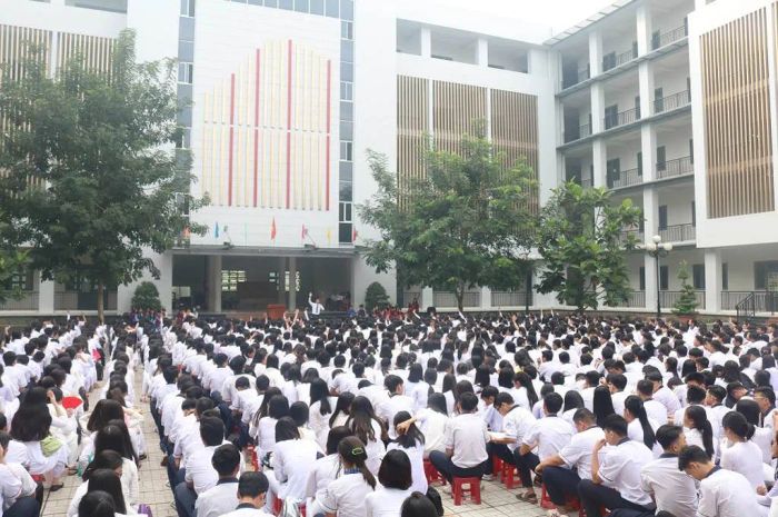 Học viên thực hành cùng chuyên gia tại Quang Anh Beauty Academy
