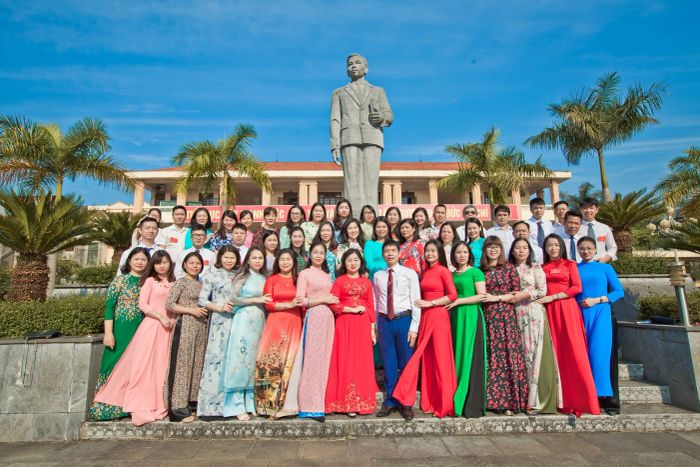 Hình ảnh thứ hai về THPT Chuyên Lê Quý Đôn - không gian học tập lý tưởng với đầy đủ trang thiết bị hiện đại