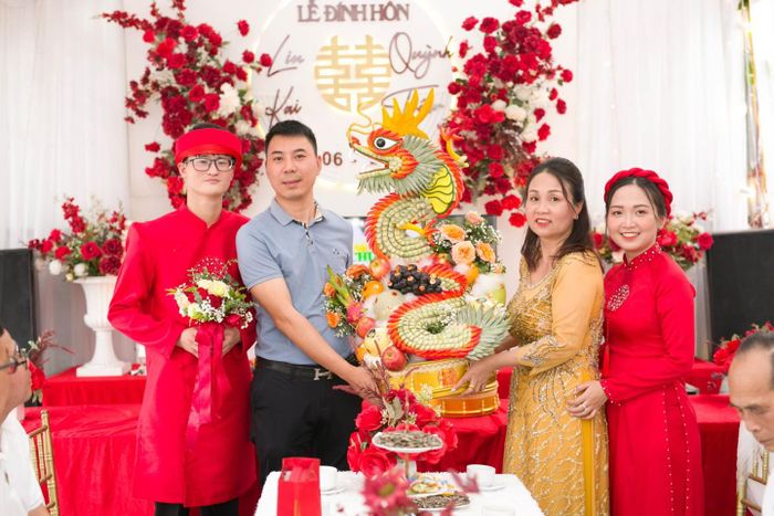Hình ảnh thứ hai của tráp cưới KARA – Từng mâm quả tỏa sáng dưới ánh đèn trang trọng