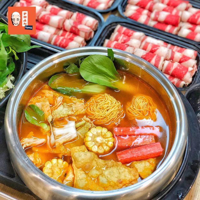 Mỗi bức ảnh của <i>Lẩu Phan</i> đều toát lên vẻ đẹp hấp dẫn, từ không gian quán đến món ăn trên bàn. Những bức ảnh này không chỉ ghi lại khoảnh khắc tuyệt vời mà còn là minh chứng cho sự chỉn chu trong từng chi tiết của nhà hàng. Lẩu Phan luôn cố gắng mang đến cho thực khách những trải nghiệm hoàn hảo và đáng nhớ.
