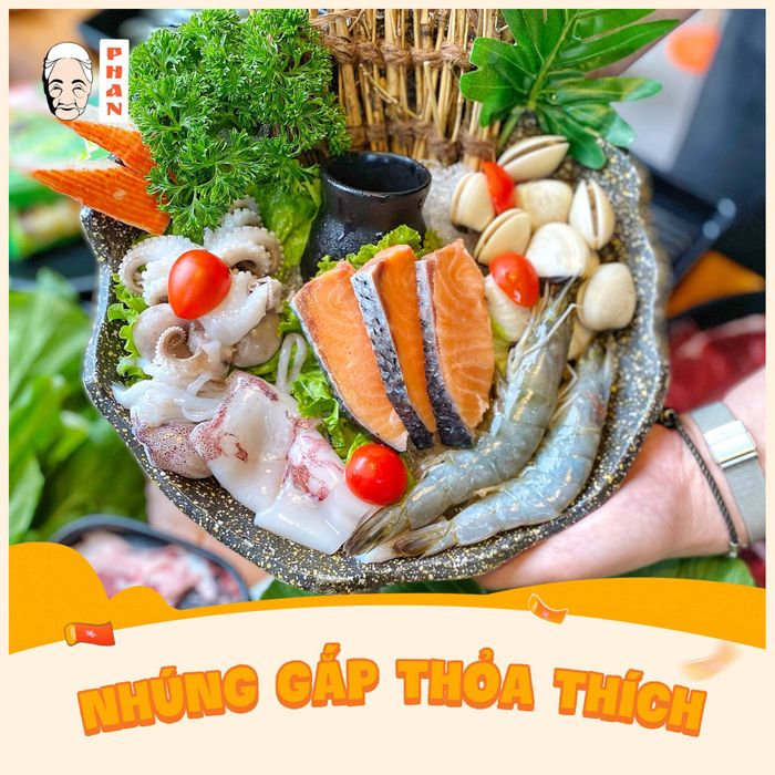 Lẩu Phan không chỉ nổi bật bởi các món lẩu hấp dẫn mà còn thu hút bởi không gian quán rộng rãi, thiết kế hiện đại. Với mỗi bữa ăn tại đây, thực khách đều cảm nhận được sự chuyên nghiệp trong từng món ăn và dịch vụ, làm cho mỗi lần ghé thăm trở thành một kỷ niệm khó quên.