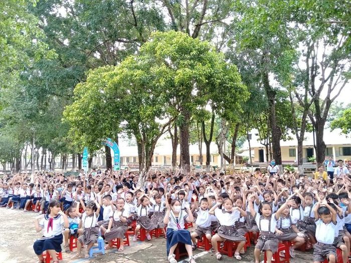 Khoảnh khắc sinh động trong giờ học ngoại khóa tại Trường Tiểu học Tân Phú – nơi niềm vui học tập luôn rạng ngời.