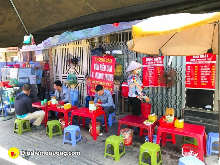 Góc ảnh chân thực về tô bún riêu đặc trưng tại Quang Trung