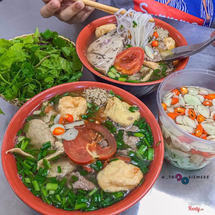 Không gian ấm cúng và tô bún riêu đậm đà tại Hoàng Kỳ