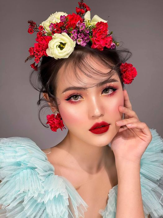 Tại <strong>Thi Lê Make Up</strong>, các khóa học từ cơ bản đến chuyên sâu luôn được cập nhật liên tục, giúp học viên nắm vững các kỹ thuật trang điểm và tóc đang thịnh hành. Ngoài ra, học viên còn được phát triển tối đa khả năng sáng tạo để tạo ra những kiểu trang điểm đẹp mắt và ấn tượng. Với môi trường học tập chuyên nghiệp, <strong>Thi Lê Make Up</strong> là nơi bạn có thể nâng cao tay nghề và tự tin bước vào nghề.