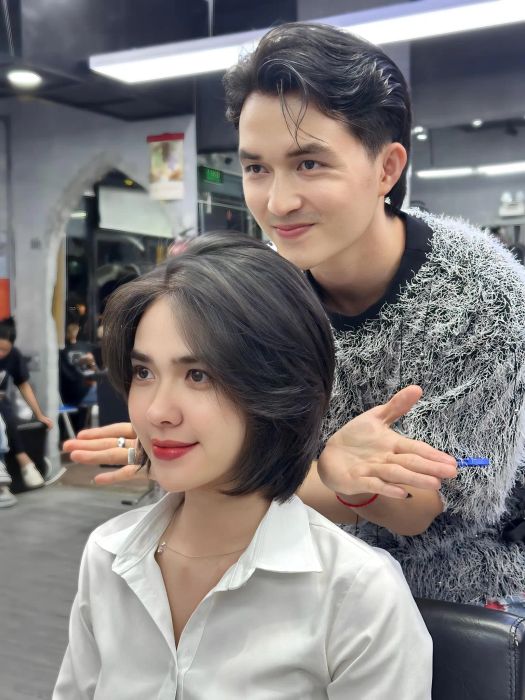Hình ảnh không gian sang trọng và các mẫu tóc thực tế tại salon